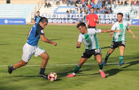 Dani Aquino intenta regatear a un jugador del Antequera.