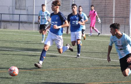 Yerai Dávila, que el sábado jugó media hora con el primer equipo ante el Antequera, se retiró con problemas físicos. 