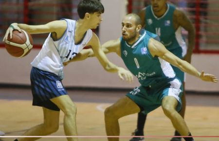 Raúl Ortega es defendido por Valentín Burgos. 