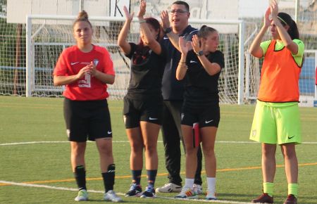 Mari Carmen, a la derecha, en el partido donde al San Fernando CD se le escapó el ascenso ante el Málaga CF 'B' en Arahal.