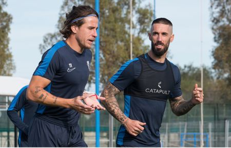 El defensa Lillo Castellano, en la imagen con Dani Aquino, debutará este sábado con el San Fernando CD en Mérida. 