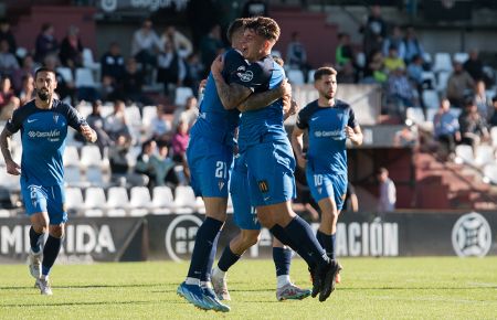 Pau Martínez es felicitado por Nahuel tras marcar el 0-1.