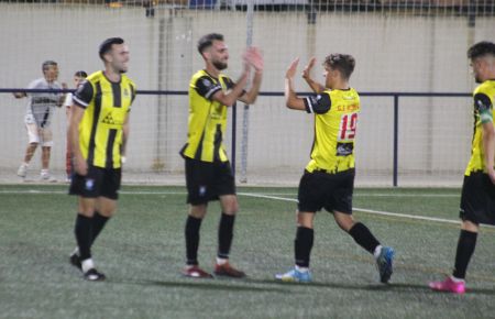 Roberto Viciana, con barba, es felicitado por Jacobo tras el 2-1. 