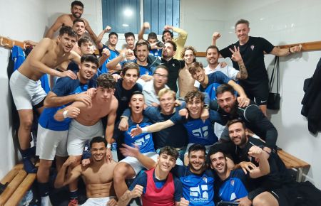 El filial del SFCD festeja en el vestuario el triunfo logrado en Isla Mayor. 