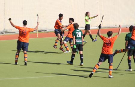 Carlos Tomás Mazuecos celebra el 2-0 ante el San Vicente. 