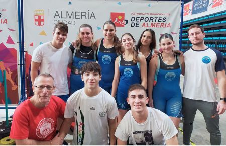 Los ocho levantadores del CH San Fernando que acudieron al Andaluz sub17 a Adolfo Victorian (agachado) y Jorge Victorian (arriba a la derecha).