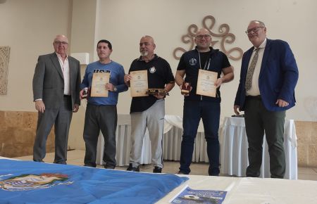Los tres primeros clasificados en Pistola senior junto al presidente del club Isla de León, Francisco Ghersi y el concejal de Deportes Antonio Rojas