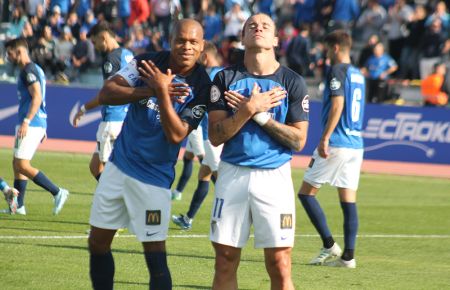 Biabiany y Dani Aquino celebraron así el 1-0 del San Fernando CD. 