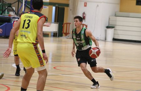El tirador extremeño del CB San Fernando Mario Linde cuajó un partidazo con 5 triples al descanso y 28 puntos al final del partido.