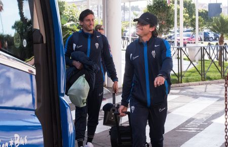 Manu Farrando, que vuelve, y Dani Aquino, antes de subirse al autobús de Rico que trasladó al San Fernando CD a Madrid.