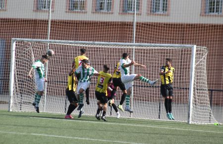 Este cabezazo de Miguel de Alba, que remató sin ninguna oposición, le dio la victoria al Puerto Real en el minuto 92. 