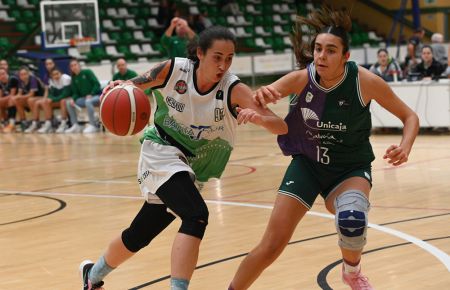 Beatriz Cala penetra hacia canasta ante la defensa de Joana Aina Canaves.