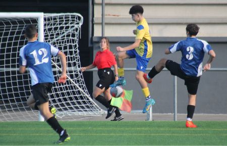 Samuel Rivera, del Cadista de la Isla, se anticipa a Javier Galvín, del GE Bazán, en el derbi de Cuarta Juvenil celebrado en Gómez Castro