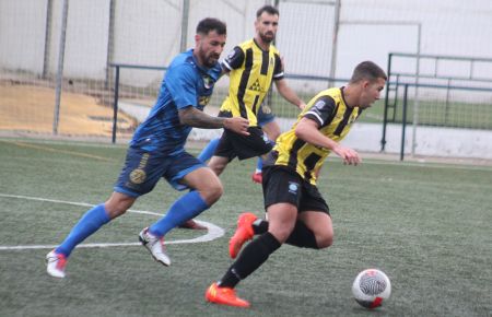 Guille Oliva se escapa de un rival ante la mirada de Viciana. 