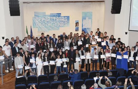 La foto de familia de los deportistas premiados y las autoridades asistentes. 