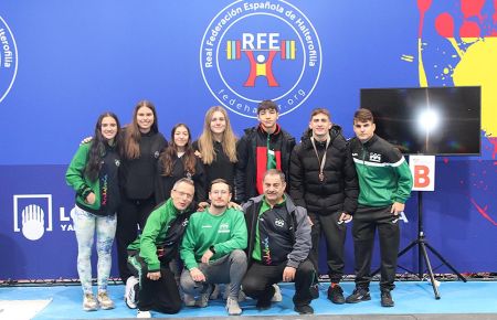 Arriba están Deyanira Vega, África Domínguez, Raquel Domínguez, Manuela Villaba, Gonzalo Herrera, Frank Lizana y Raúl Elvira. Agachados aparecen los entrenadores Adolfo y Jorge Victorian y Lorenzo Duro.
