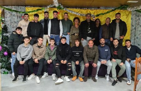 Trece jugadores del primer equipo junto al presidente Julio Cordero, la junta directiva, el técnico Jesús Legupín y colaboradores posaron para DEPORTEDELAISLA.COM al final de la cena en el Club Náutico de la Casería de Ossio