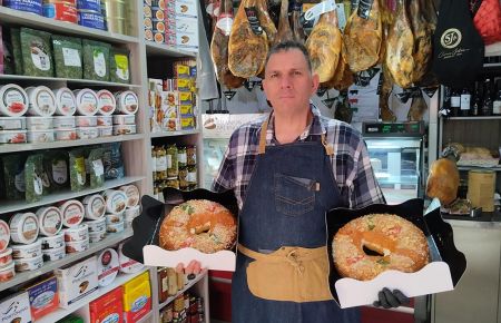 Juan Manuel Marín, con dos roscones de Reyes en el Almacén del Pata Negra.