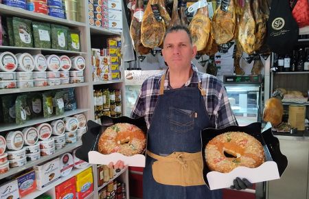 Juan Manuel Marín, con dos roscones de Reyes en el Almacén del Pata Negra. 