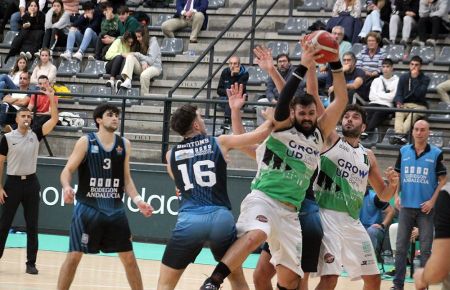 Pepe Ruiz, del CB San Fernando, es defendido por su ahora compañero Pedro Brotons, en uno de los derbies de la pasada temporada.
