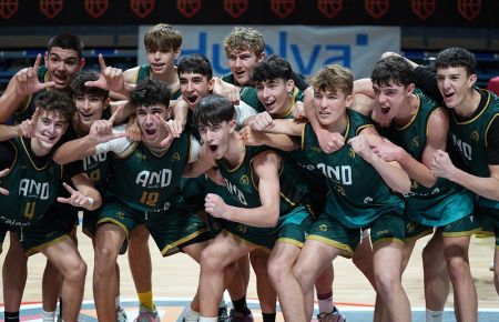 Javier Ortega, segundo por la izquierda en la segunda fila, celebra con sus compañeros el pase a la final tras ganar a Madrid en semifinales. 