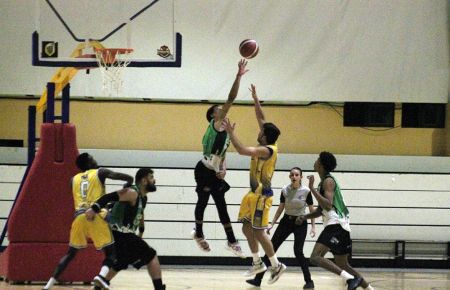 Espectacular salto del base del CB San Fernando, Bernad Edokpayi, que cuajó un enorme partido y acabó con 20 puntos. 