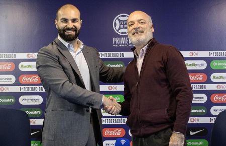 El presidente del San Fernando Club Deportivo Louis Kinziger y el gerente de Bahía Sur Pablo Vivancos tras firmar el acuerdo.