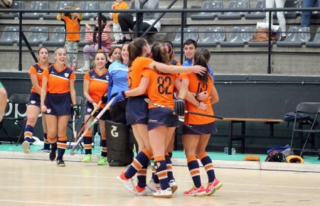 Las jugadoras del CH San Fernando celebran uno de sus goles en la remontada ante el Universidad de Sevilla. 