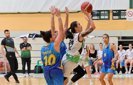 Beatriz Cala supera la defensa de dos rivales. 