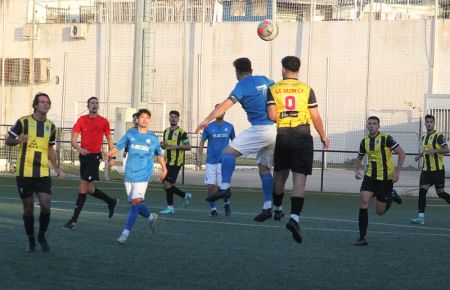 Bugui, del GE Bazán, pelea un balón con el xerecista Salvi. 