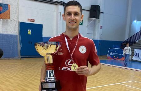 Juan Muñoz Lechuga, con la copa de campeón de España en Málaga. 