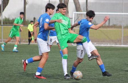Pablo Aldecoa y Antonio Márquez, del juvenil A del San Fernando CD, intentan frenar a un jugador del Real Betis en el partido jugado en Sacramento. 