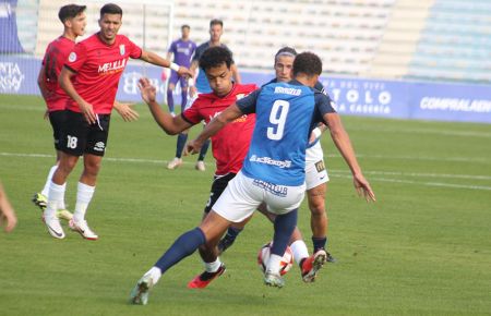 Álex Masogo pelea con Marcelo en el San Fernando UD-Melilla de esta temporada en el estadio Bahía Sur.