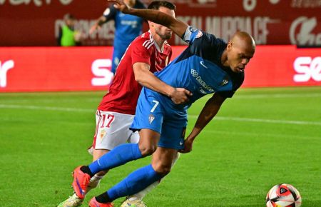 Biabiany, sujetado por Dani Vega, vio la quinta tarjeta amarilla en Murcia y se perderá el partido con el Recreativo.