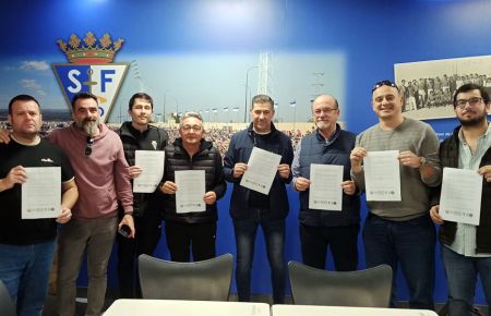 Los representantes de las peñas azulinas muestran el comunicado. 