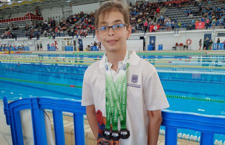 Héctor Baro Viña posa con las tres medallas de plata conseguidas en Cádiz. 