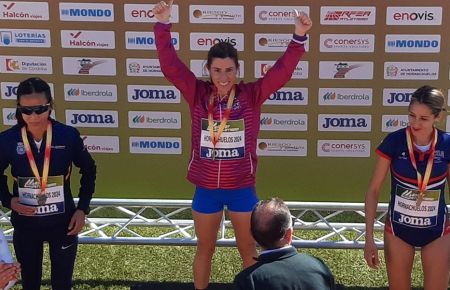 Tamara Pérez Mera, exultante de alegría en lo más alto del podio en Hornachuelos. 