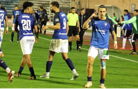 Dani Aquino celebra su octavo gol de la temporada, siete de cabeza. 