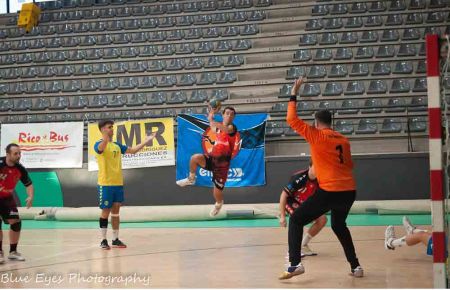 El BM San Fernando tiró por la borda su buen trabajo en la recta final. 