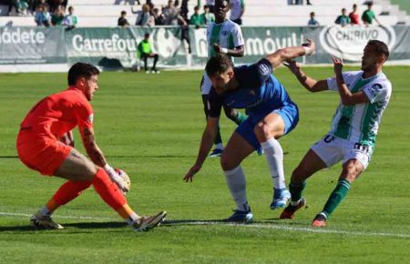El meta del San Fernando CD Diego Fuoli se hace con balón ante Carlos Blanco y Luismi Gutiérrez, autor del empate del Antequera. 