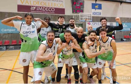 Los jugadores y el entrenador del CB San Fernando Ángel Carmona celebran el gran triunfo. 