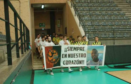Los dos equipos salieron a la cancha de Bahía Sur portando una pancarta en recuerdo de Miguel Ángel González, el guardia civil asesinado por los narcos en Barbate. 