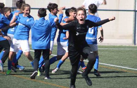 El alevín A del San Fernando CD celebra el gol de la remontada ante el Isla Cristina el pasado sábado en Sacramento.