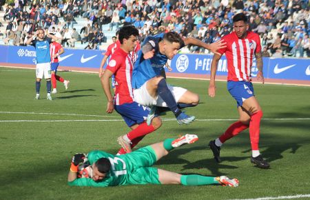 Alejandro Iturbe, meta del Atlético de Madrid, se anticipó en esta jugada a Nahuel Arroyo, que cuajó un buen encuentro en la banda derecha. 