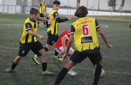 Álex Collantes, autor del gol del Grupo Empresa Bazán en Guadalcacín, Diego López y Mauro Pastor. 