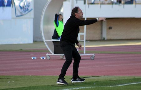 Alfredo Santaelena, dando órdenes ante el filial rojiblanco.