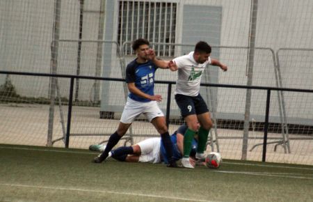 El ariete cordobés Miguel se las tuvo tiesas con los centrales azulinos, que cayeron en la trampa en la jugada del penalti. 