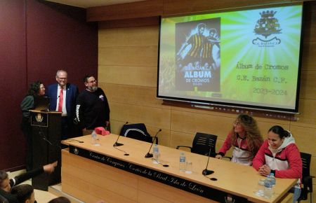 El concejal de Deportes Antonio Rojas, el presidente Julio Cordero, la vicepresidenta María del Mar Foncubierta, Amelia Naranjo y Paula Benítez, durante el acto celebrado en el Centro de Congresos de San Fernando.