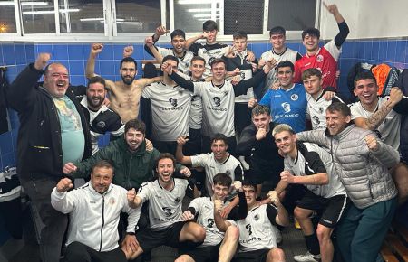 El San Fernando Atlético senior celebra su gran triunfo ante el Puerto Real 'B'. 