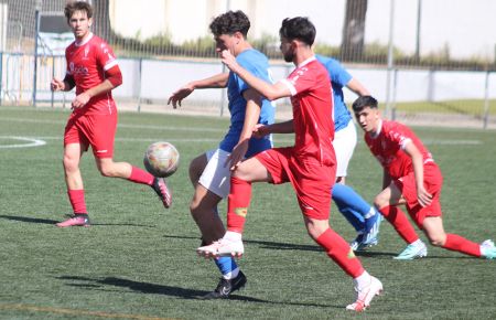 Juanma Conesa, del juvenil A del San Fernando CD, conduce el balón en el partido ante el Castilleja en Sacramento.